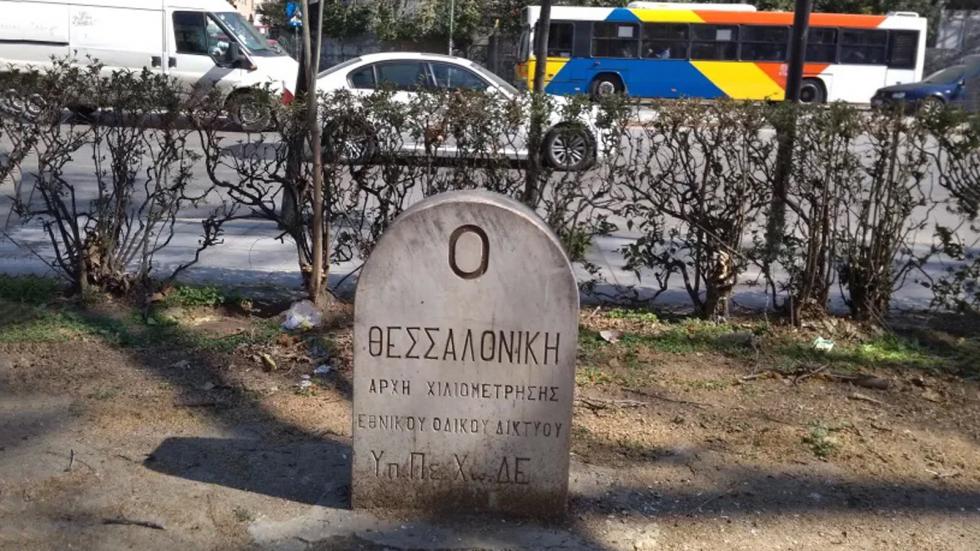 Στην Θεσσαλονίκη, το «χιλιόμετρο μηδέν» βρίσκεται στην πλατεία Δημοκρατίας, στο Βαρδάρη.