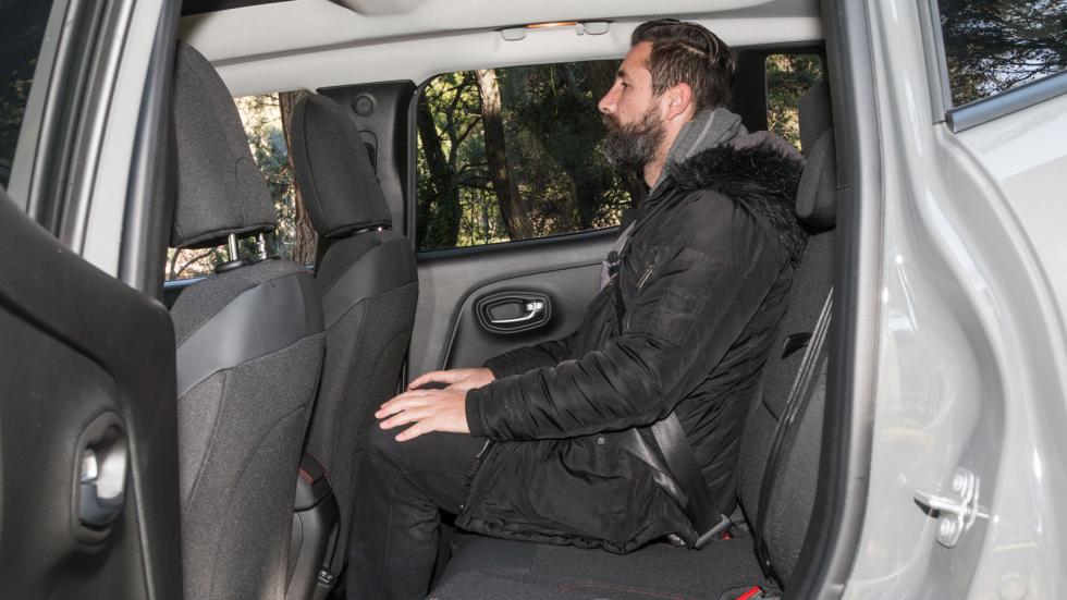 Αρκετά άνετο για τους πίσω επιβάτες το μικρό SUV της Jeep, έχει «αέρα» για το κεφάλι στα 3,5 εκ..