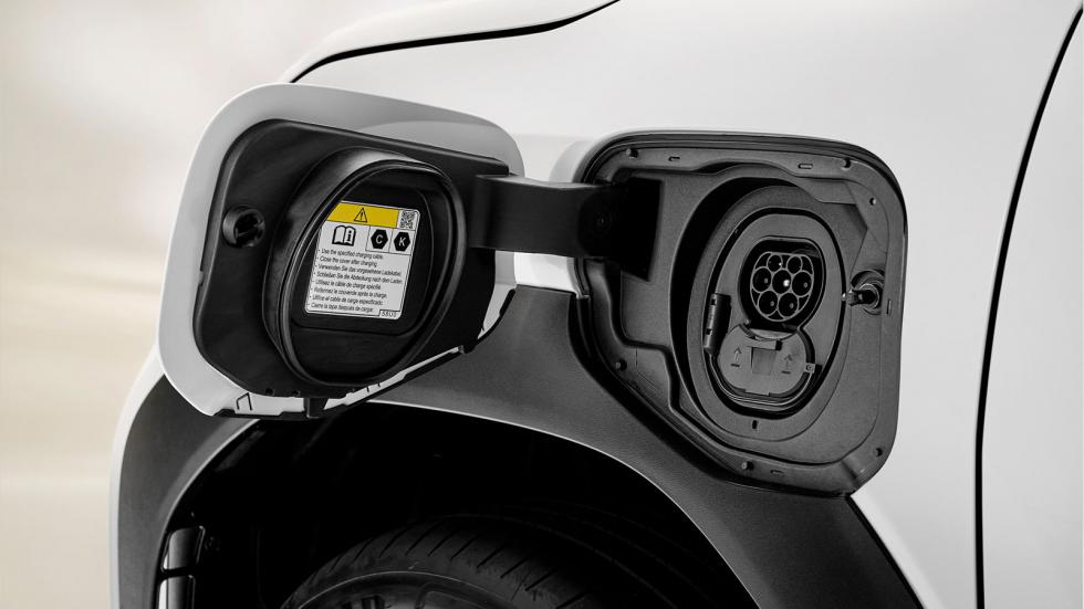 Με τη μπαταρία των 61 kWh, το Toyota Urban Cruiser προσφέρει αυτονομία έως και 400 χλμ., που είναι από τις μεγαλύτερες που μπορεί να βρει κανείς στην κατηγορία του.