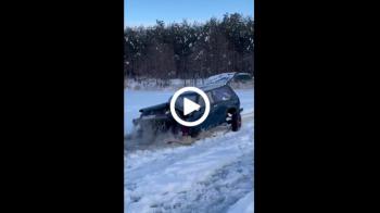 Lada Niva τσακίζει σε ρυμούλκηση από παγωμένη λίμνη 