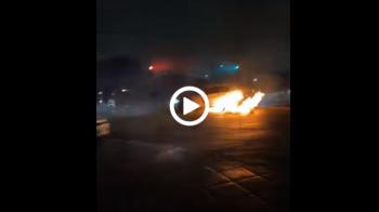 Αμάξι drift-άρει γύρω από φωτιά και λαμπαδιάζει  