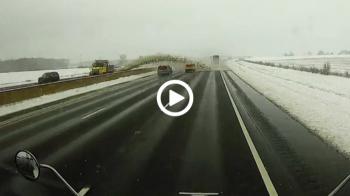Φορτηγό καθαρίζει χιόνι και φέρνει χαμό στο αντίθετο 