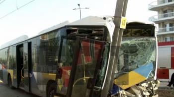 Λεωφορείο έπεσε σε κολόνα τραμ - Κομφούζιο στην παραλιακή