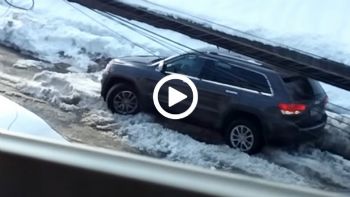 «Αγωνιζόταν» επί 7 λεπτά για να βγάλει SUV από το χιόνι