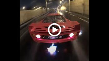 Video: Ferrari F40 κάνει πατινάζ στο βρεγμένο