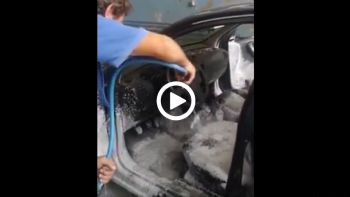 Έλληνας πλύστης ρίχνει αφρό και νερό πάνω σε ταμπλό αυτοκινήτου