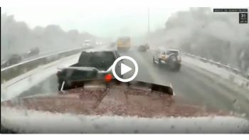 VIDEO: Μπήκε μπροστά από νταλίκα και φρέναρε στη χιονοθύελλα
