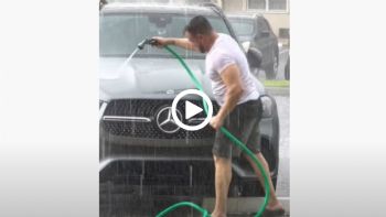 Πλένει το αμάξι του με το λάστιχο ενώ... βρέχει!
