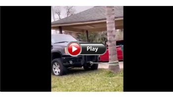 VIDEO: Ξερίζωμα κορμού με το αμάξι: Τι μπορεί να πάει στραβά;