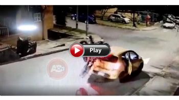 VIDEO: Κάρφωσε στο παρκαρισμένο κι έκατσε στην οροφή!