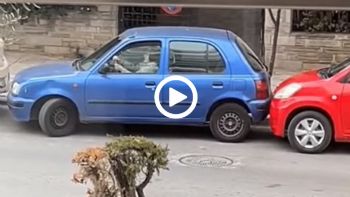 Γιαγιά «τσαλακώνει» δύο αμάξια για να παρκάρει