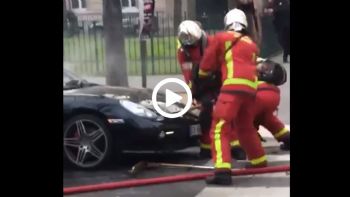 Πυροσβέστες ψάχνουν το μοτέρ της Porsche κάτω από το καπό...