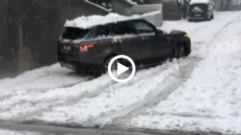 Range Rover με χιονολάστιχα αδυνατεί να ανέβει ανηφορίτσα!