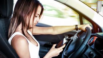 8 στους 10 οδηγούς χρησιμοποιούν κινητό όσο οδηγούν στη Γαλλία