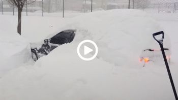 Πνιγμένο στο χιόνι Subaru απεγκλωβίζεται μόνο του