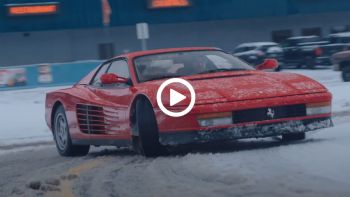 Δάμασε τον πάγο και το χιόνι μέσα σε Ferrari Testarossa 