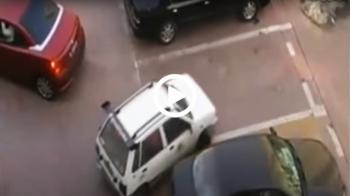 Κορίτσι εκδικείται άνδρα που της έκλεψε τη θέση parking