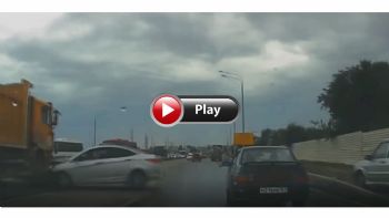 VIDEO: Τον... μάζεψε το φορτηγό!