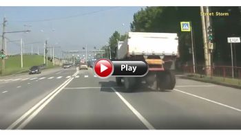 VIDEO: Του φυγαν οι πίσω τροχοί μαζί με τον άξονα!