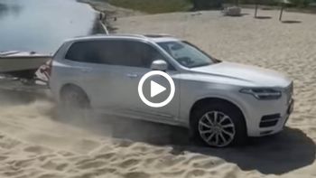 Volvo 4x4 τα βρίσκει πολύ σκούρα πάνω σε παχιά άμμο