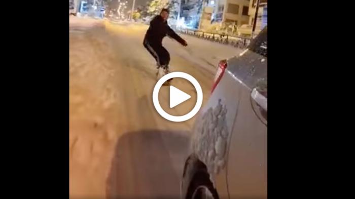 Video: Δεμένος σε Yaris βολτάρει στην Αθήνα με snowboard!