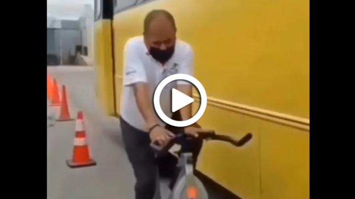 Video: Ανάγκασαν φορτηγατζήδες να οδηγούν ποδήλατο στη μέση του δρόμου