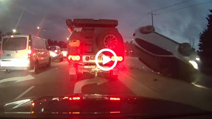 Αναποδογυρισμένο SUV ρίχνει κολόνα μετά από στούκα με βανάκι