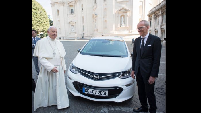 Στιγμιότυπο από την παράδοση του Opel Ampera-e στον Πάπα Φραγκίσκο.