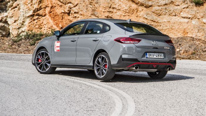 Το i30 Fastback N οδηγικά προσφέρει ακριβώς ότι περιμένει κανείς βλέποντάς το εξωτερικά.