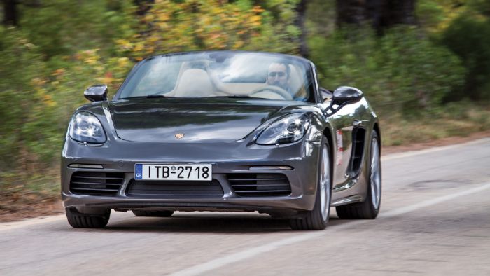 Δοκιμάζουμε την Porsche 718 Boxster με το δίλιτρο υπερτροφοδοτούμενο σύνολο ισχύος 300 ίππων και σας μεταφέρουμε τις απόψεις μας.