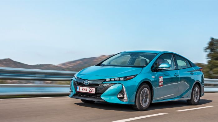 Το νέο Prius Plug-In Hybrid υπόσχεται μέση κατανάλωση 1,0 λτ./100 χλμ., εκπομπές CO2 22 γρ./χλμ., ηλεκτρική αυτονομία 63 χλμ. και μέγιστη ταχύτητα κίνησης με μηδενική κατανάλωση και ρύπους 135 χλμ./ώρ