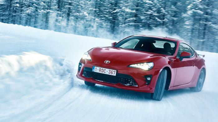 Οδηγήσαμε το ανανεωμένο Toyota GT86 το οποίο μας απέδειξε ξανά τον fun to drive χαρακτήρα του, κάνοντας καλλιτεχνικό πατινάζ στον πάγο.