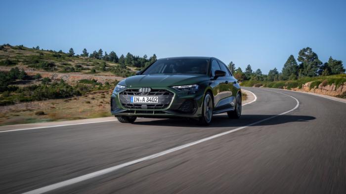 Η Audi προχωρά σε αναβάθμιση της γκάμας του Audi A3, εστιάζοντας στην ψηφιοποίηση του εσωτερικού και στην ενίσχυση των συστημάτων ασφάλειας και υποβοήθησης οδηγού. 