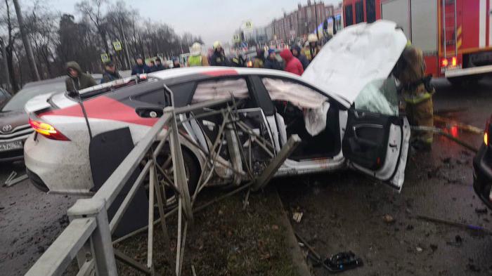Τόσο η οδηγός όσο και ο εργαζόμενος της Audi  έφυγαν από το σημείο τραυματισμένοι.
