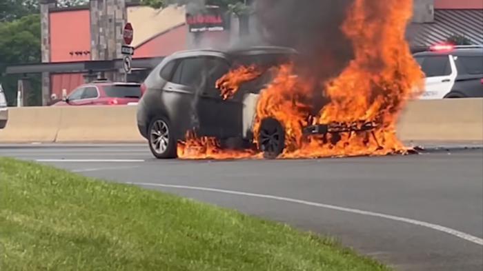 BMW X1 άρπαξε φωτιά εν κινήσει & εξερράγη (+video)