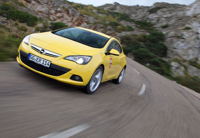 Το νέο Opel Astra GTC διαθέτει σπορτίφ προσανατολισμό, τόσο αναφορικά με την εμφάνιση, όσο και την οδική του συμπεριφορά.
