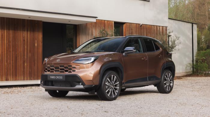 Το ανανεωμένο Toyota Yaris Cross 2026 σε χρώμα Precious Bronze με τη νέα μάσκα.
