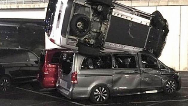 Κράτησε ένα εργοστάσιο και κατέστρεψε 70 Mercedes