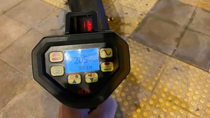 Χειροπέδες σε 30χρονο που έτρεχε με 205 χλμ./ώρα στη Λ. Μαραθώνος