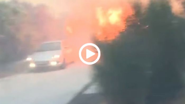Αυτοκίνητο περνά μέσα από τις φλόγες στο Ντράφι