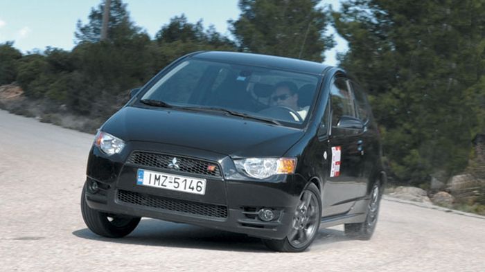 H εμφάνιση του Colt Ralliart είναι δυναμική και τονίζεται περαιτέρω από τα αεροδυναμικά βοηθήματα και τις ανθρακί ζάντες αλουμινίου.