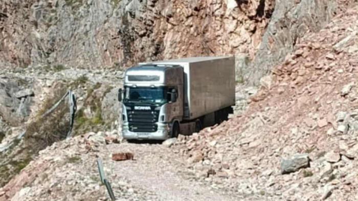 Τρίκαλα: Νταλίκα έστριψε λάθος & εγκλωβίστηκε σε παρατημένο δρόμο   