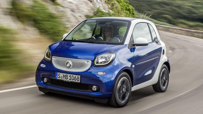 Το νέο smart fortwo coupe με τον ατμοσφαιρικό 1.000άρη κινητήρα των 71 ίππων, εκκινεί από τα 12.175 ευρώ, ενώ εκείνο των 90 ίππων κοστίζει από 12.750 ευρώ.