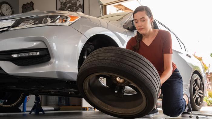 Γυναίκα γλιτώνει επισκευή 3.000 σε Honda –την έκανε μόνη της με ένα πε Γυναίκα γλιτώνει επισκευή 3.000 σε Honda –την έκανε μόνη της με ένα πενηντάρικο!