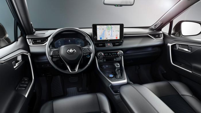 Στάνταρ στο Toyota RAV4 είναι μία οθόνη υψηλής ανάλυσης, 10,5 ιντσών υψηλής ανάλυσης, η οποία παρέχει πλοήγηση μέσω cloud.