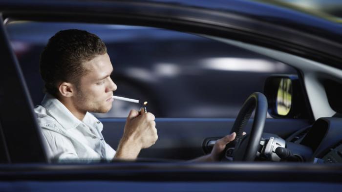 Καπνίζεις στο αυτοκίνητο; Χάνει έως και 2 χιλιάρικα της αξίας του