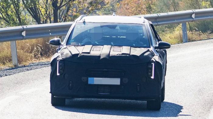 Το Kia XCeed μπαίνει σε τροχιά δεύτερης ανανέωσης μέσα στο 2026, με τις πρώτες κατασκοπευτικές φωτογραφίες να δείχνουν ότι η μάρκα προτιμά ένα σημαντικό facelift αντί για ολοκαίνουργια γενιά. 