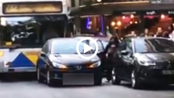 Διπλοπάρκαρε, μπλόκαρε λεωφορείο & έφυγε με το πάσο της