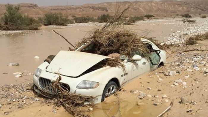 Αυτή η Maserati Quattroporte δεν γλύτωσε από τη θεομηνία στα Ιεροσόλυμα.