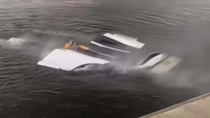 Απίστευτο βίντεο: Tesla πέφτει στο νερό και πιάνει... φωτιά